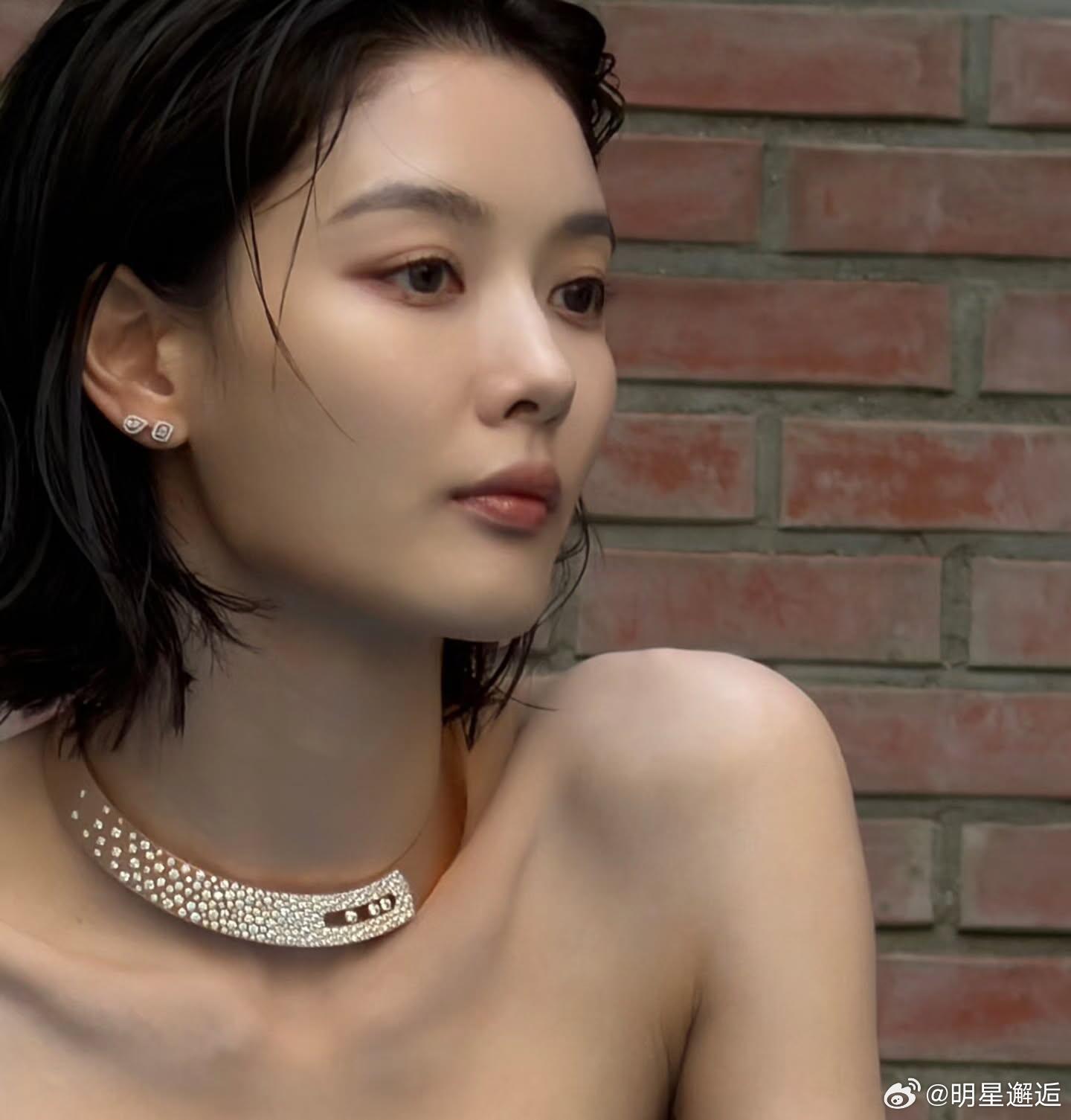 金裕贞前天更新ig，这种大光明的造型只有我们妹宝儿能驾驭。 
