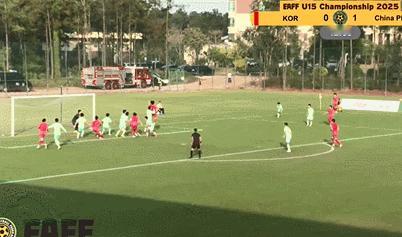 丢球！U15国足防守如虚设，对手门前轻松头球破门，1比1。
点球破门领先后，中国