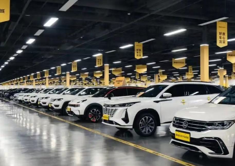郑州二手车大店相当于57个篮球场主要还是新能源迭代太快了，淘二手显然更划算。为什