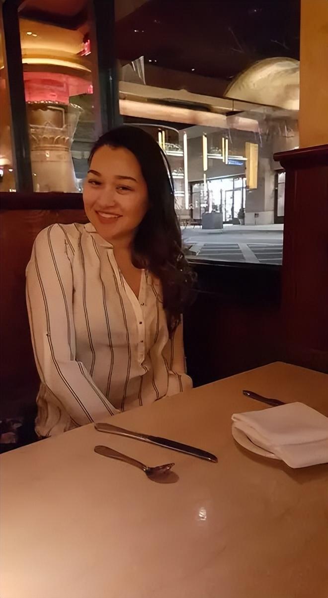 美国一名27岁年轻女子跟风超模网红潮流，花重金注射爆火的“青春之泉”，本想冻龄抗