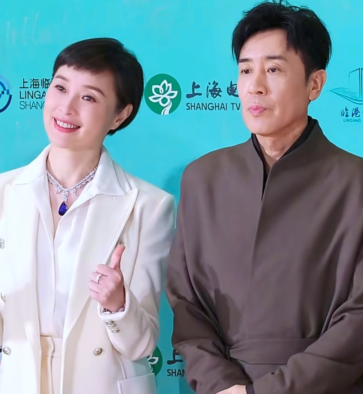 我觉得这件事能冲上热搜，本质还是大家对这次视后结果心里有分歧！直播里明明两人都笑