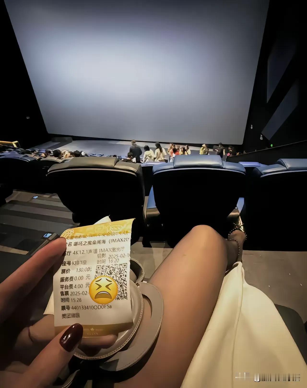 这是网友晒出的《哪吒2》的观影票
一张电影票竟然值130元
这是哪里啊，香港还是