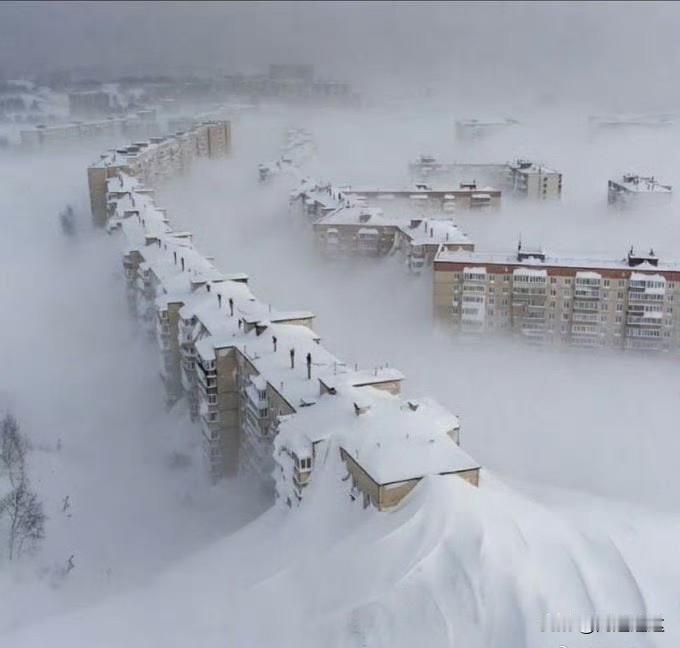 见过这么大的雪么？！

堪察加“雪城”。这下楼太方便了。