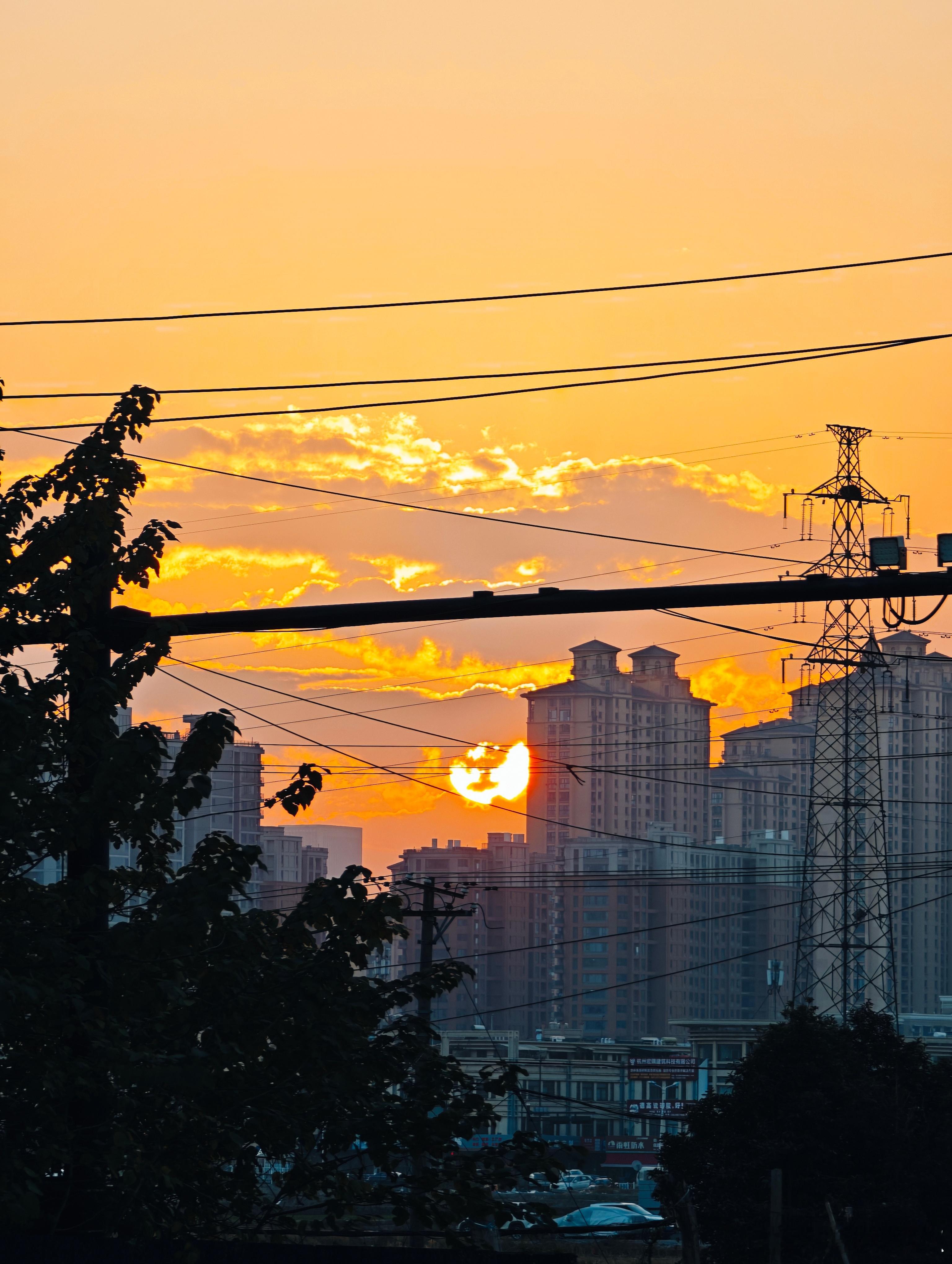 落日归山，寒意渐浓，但这抹余晖却足够温暖丨🌇健健的日常小生活