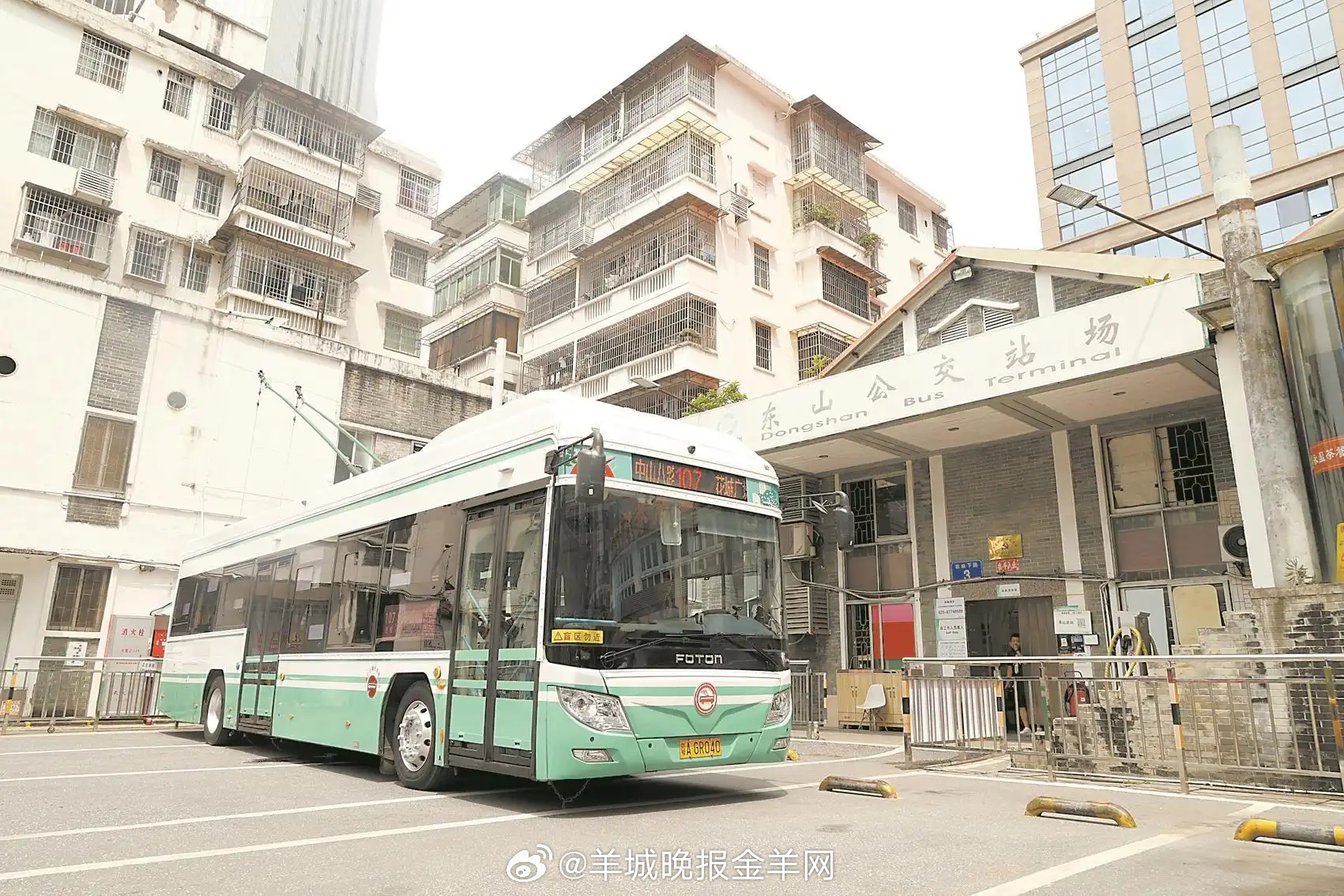 #广州身边事# 【#复古电车亮相广州街头# 坐107路公交车体验“穿粤之旅”】在