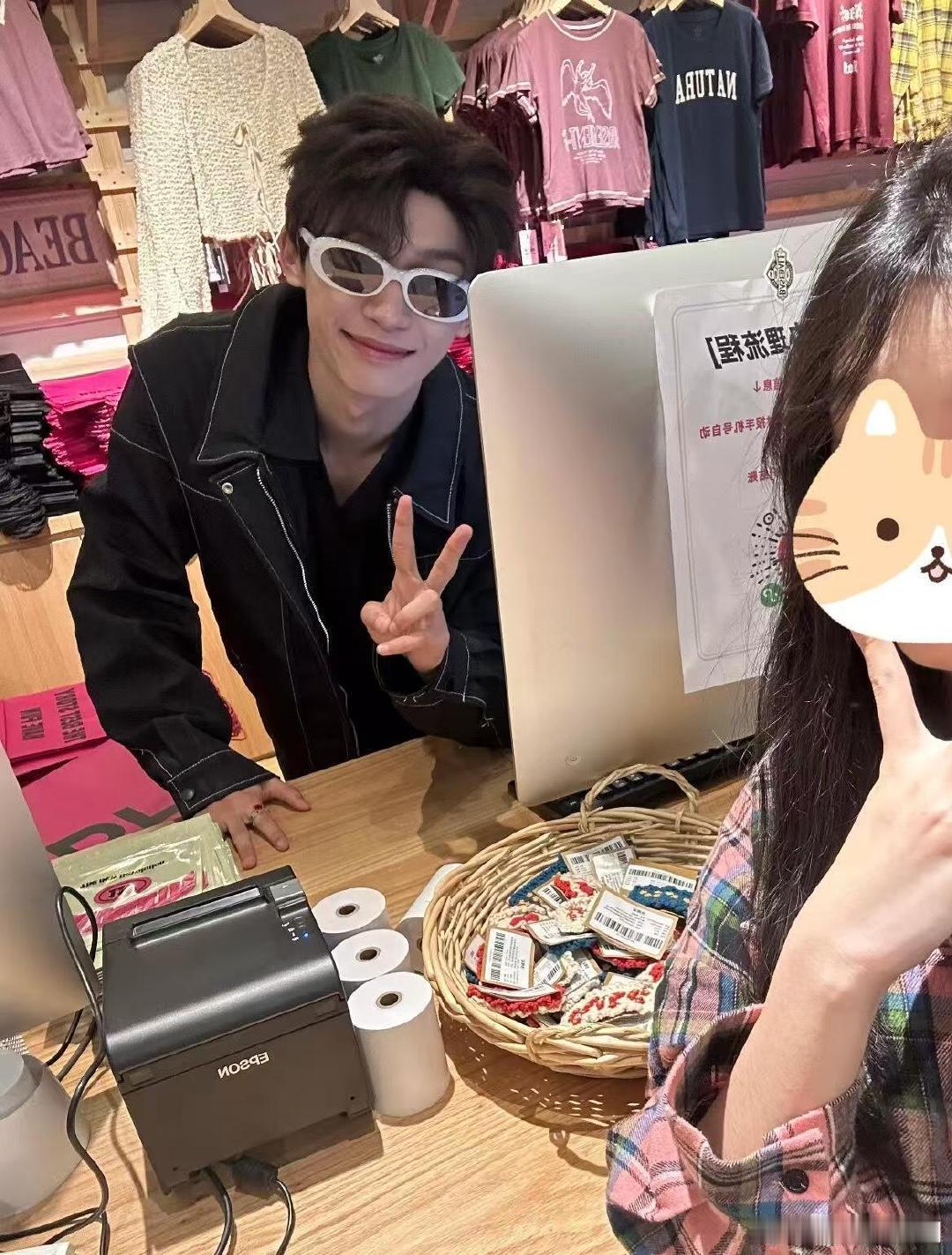 周柯宇 周柯宇哥哥做过收银员 上次做过收银员的艺人还是梓渝被周柯宇哥哥的真诚狠狠