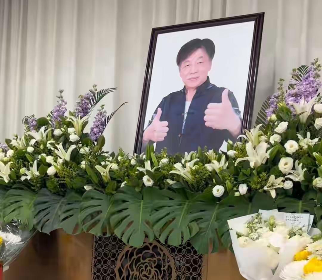 梁小龙追悼会正式举行！遗照没有用“陈真”形象，周星驰送花圈了。

1月25日梁小