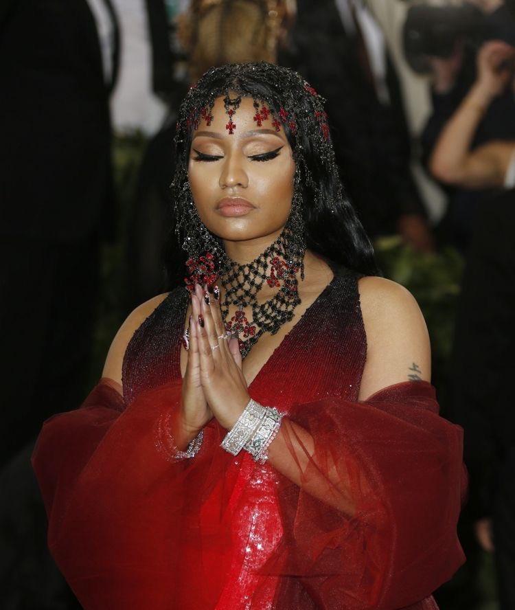 🚨妮琪·米娜在好莱坞爆出惊天猛料！

这位说唱歌手声称，好莱坞隐藏着一个邪教组