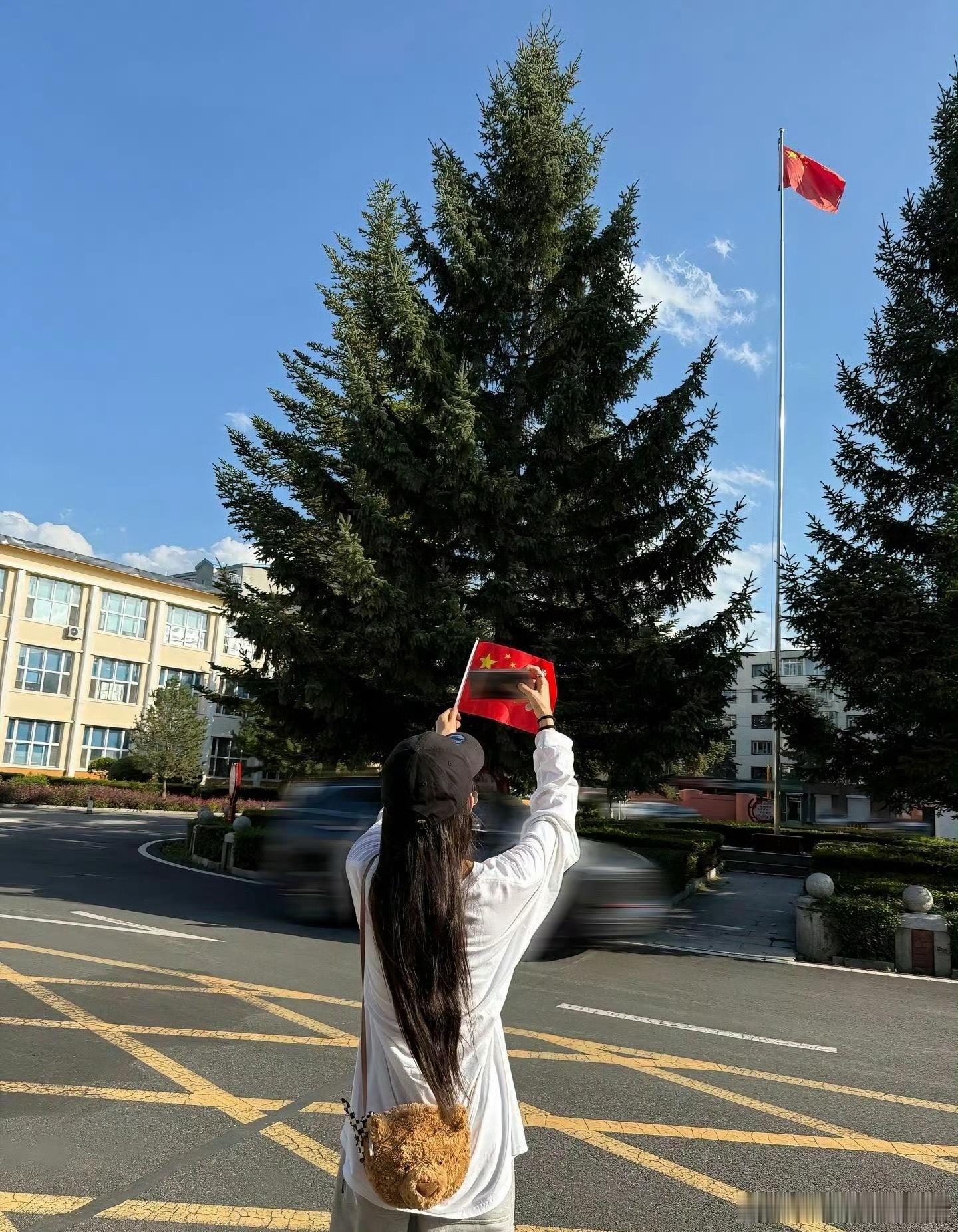 杨幂去了龙井日本遗址博物馆 没想到刷到杨幂的动态是这样的画面，不是红毯造型，而是