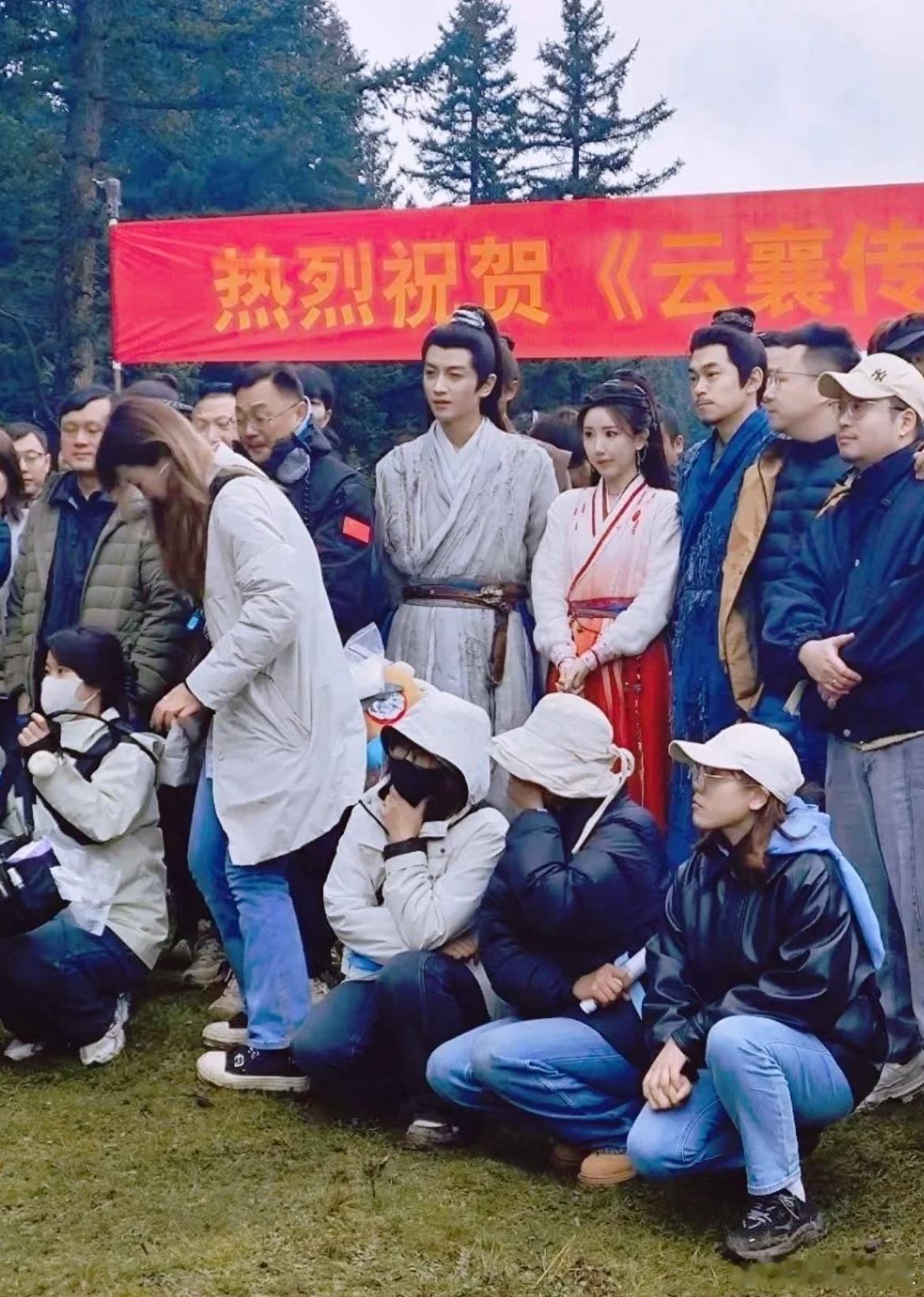 云襄传2就这么水灵灵的开机了，陈晓的高马尾帅的，怎么感觉他越来越帅了。甚至有种错