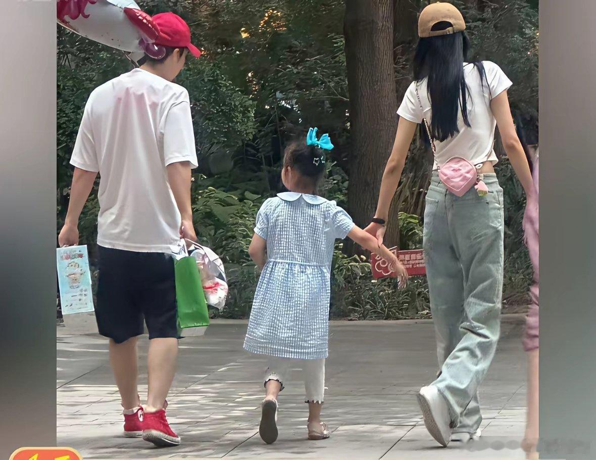 原来董子健和孙怡是轮流带娃啊这样和平分开式教育很好不破坏亲子关系她姑娘感觉是很有