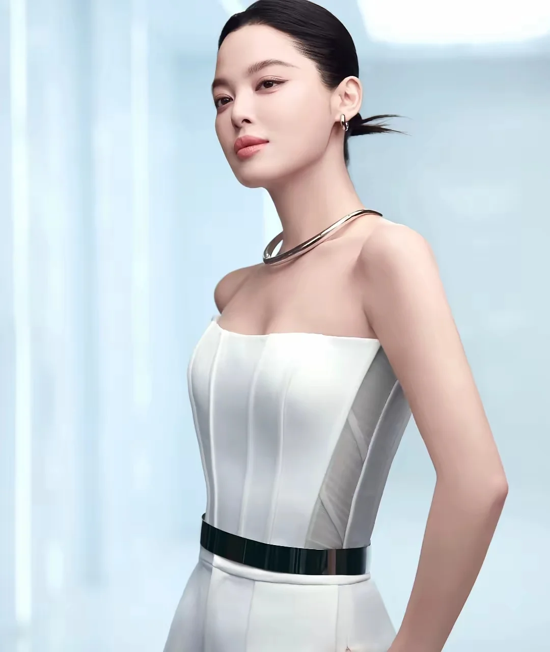 一个采访，主持人：和辛芷蕾谈恋爱最令人羡慕的三件事？ ​万万没想到，辛...
