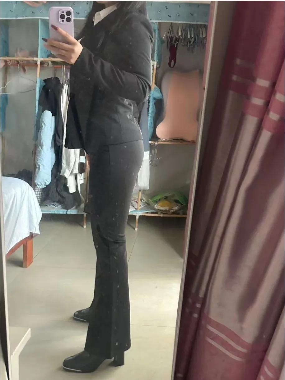 谁懂啊！刚搭好这套黑西装+喇叭裤，对着镜子越看越爱收腰西装掐出曲线，微喇裤腿把腿
