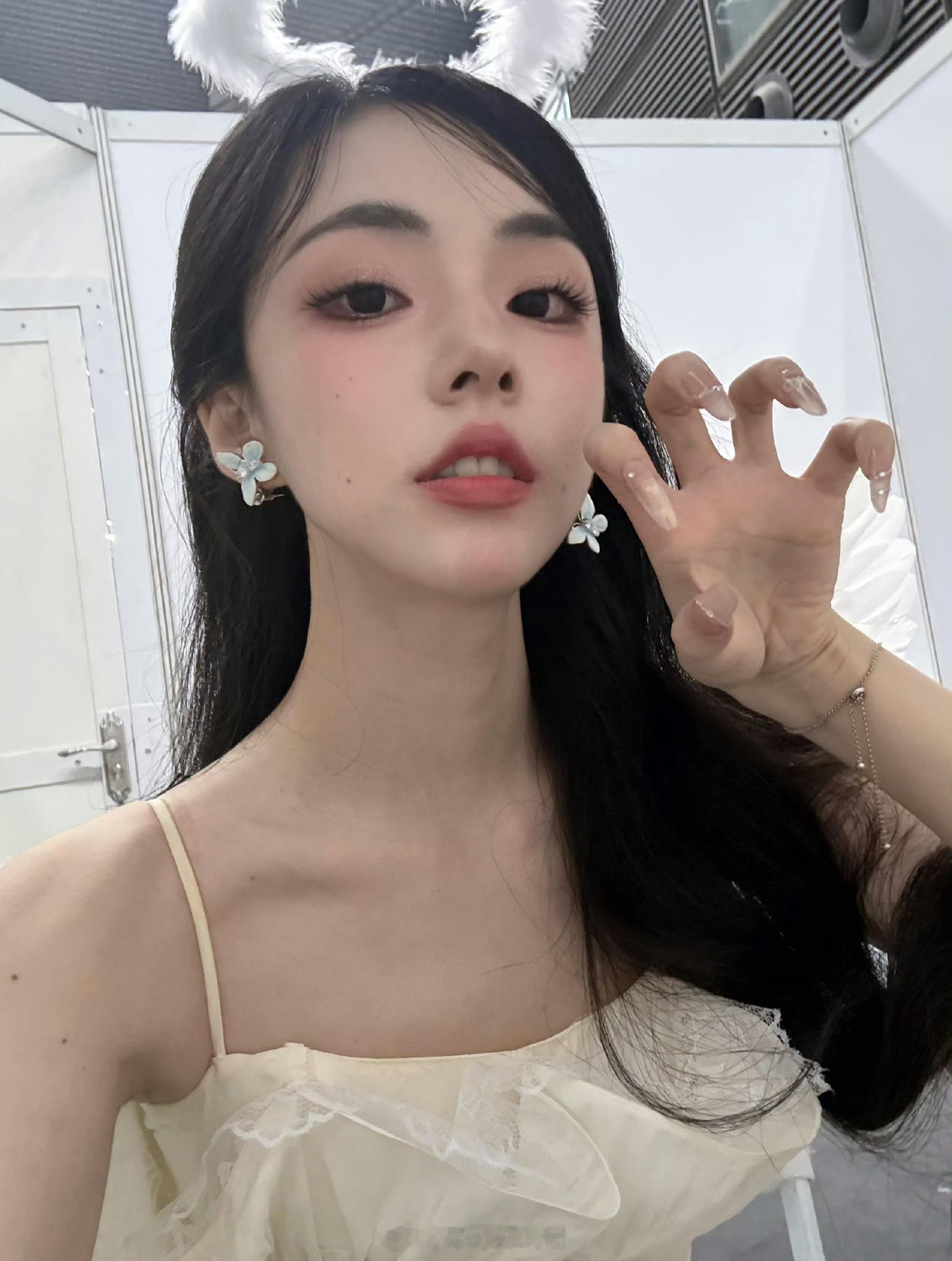 我保证这个甜画舫是天使...连着两场签售都在广州，我真的觉得好可惜。。女孩我对不