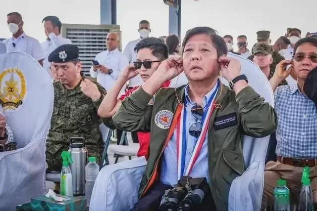 美菲军演击沉中国造退役补给舰。

这艘小型油轮“卡里拉亚湖号” (AF-81)，