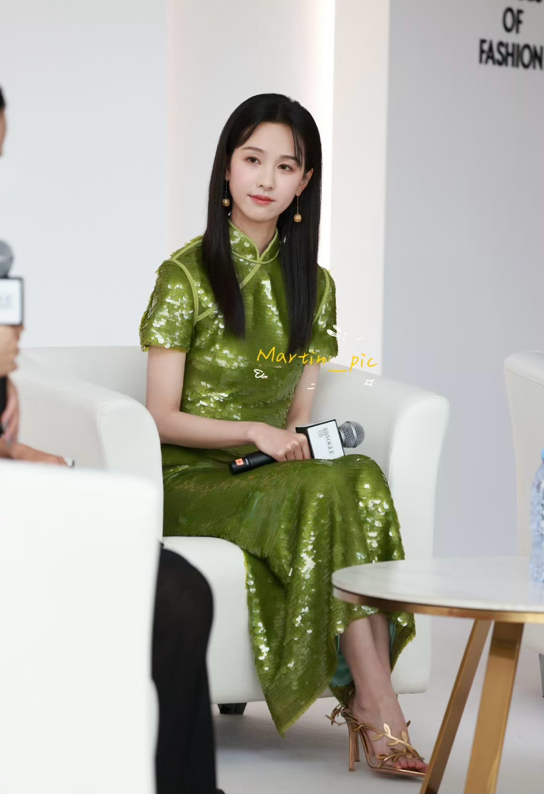 都灵妹妹的气质绝了，绿色旗袍穿出古典美，时尚与 ​​​
