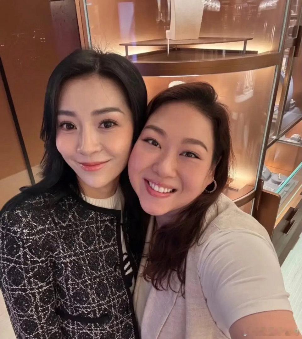 甘比参加线下活动，郑志雯曾昭怡程新惠也在，她一身打扮很漂亮！ 