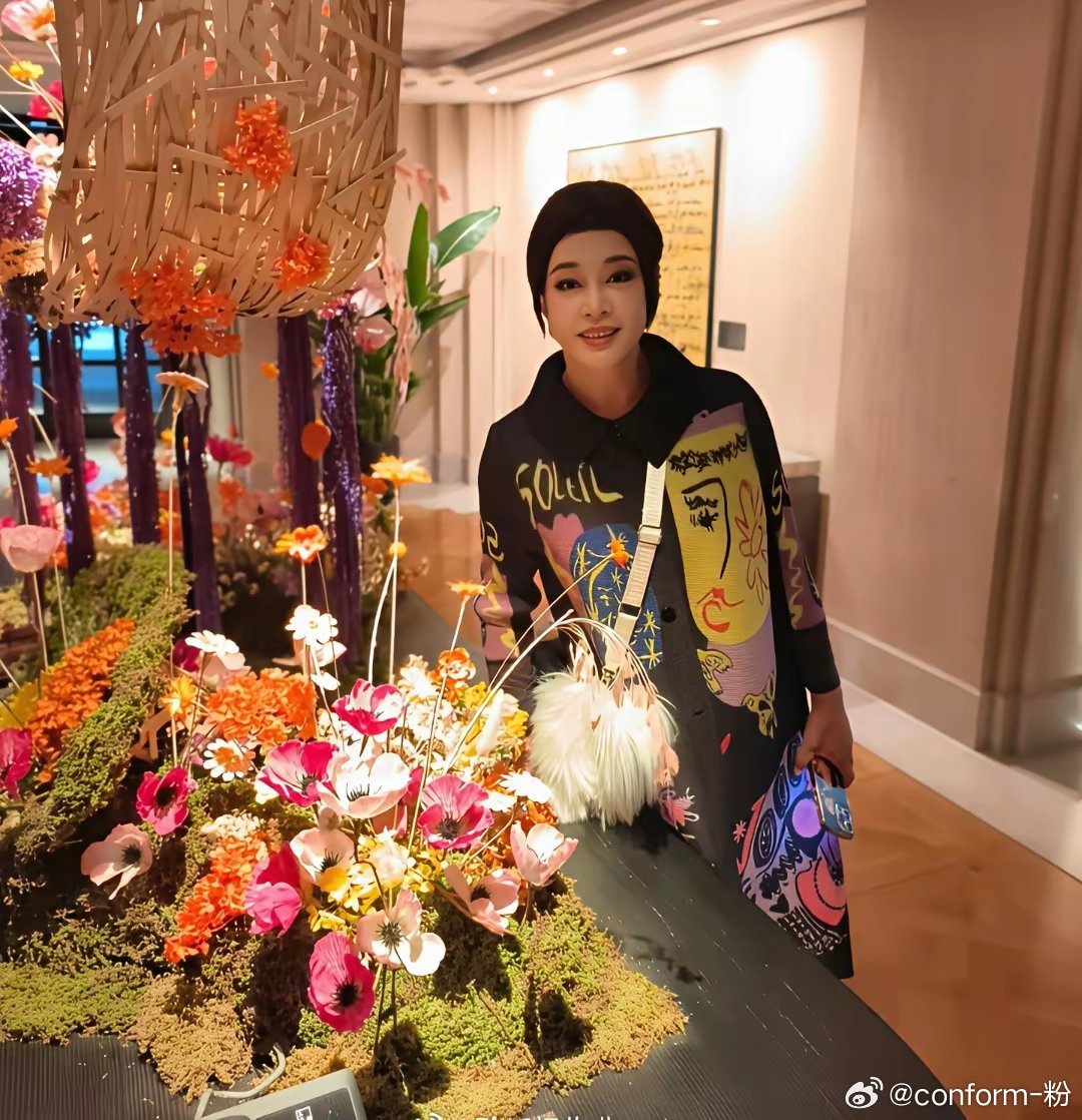 刘晓庆这妆真不知道是怎么画的，七十六岁的人，竟然画得像三十六岁，真是绝了。 