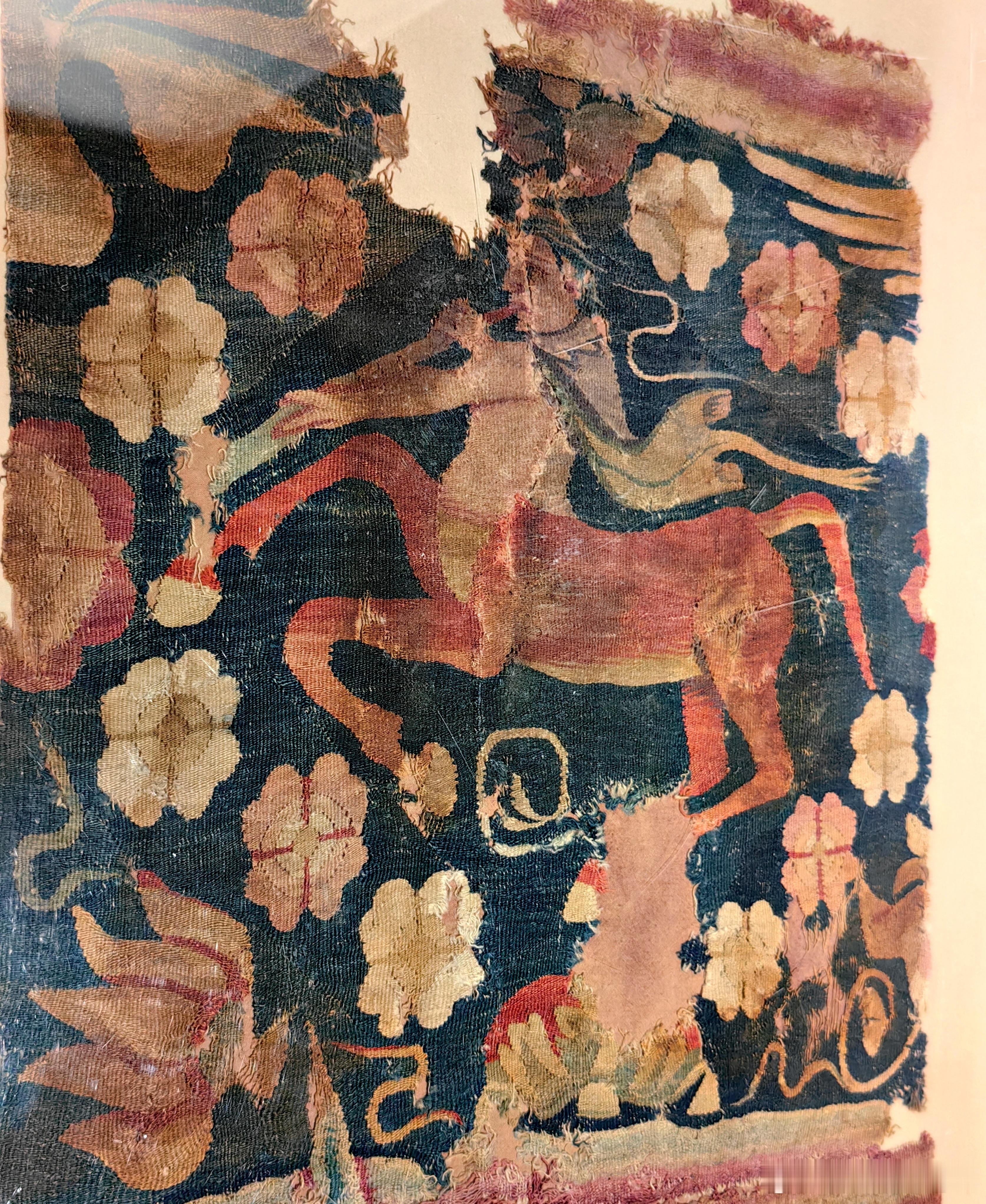 博物馆里的马元素 蓝地人首马身纹缂毛布 汉代（公元前206年一公元220年）新疆