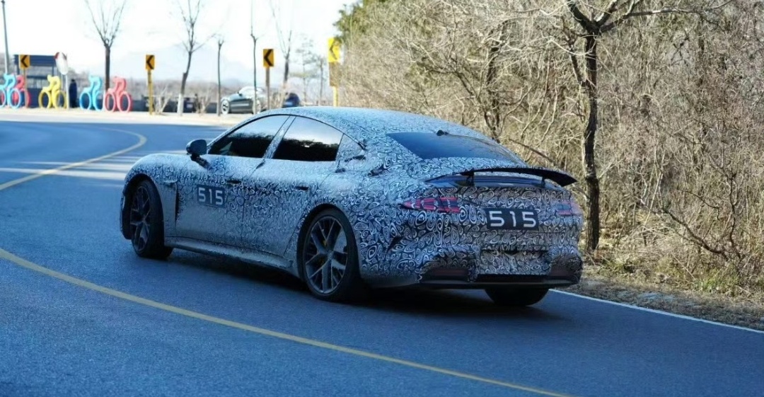 小米SU7换代或涨价2万元按照小米做东西的“传统”只要选择涨价，给到的东西肯定是