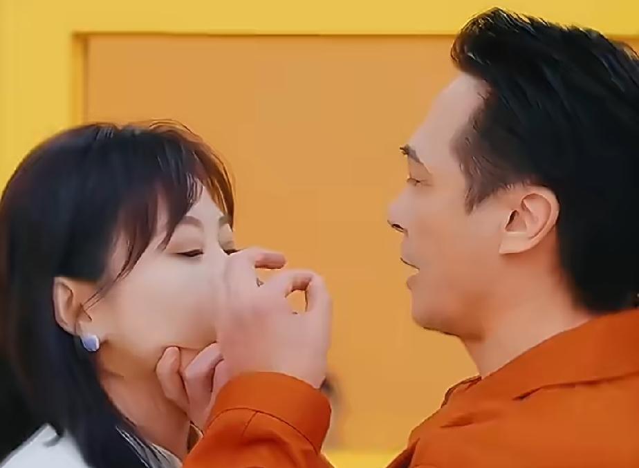郝蕾吴镇宇突然引发热议，起因是两人在《无线超越班》即兴表演中，吴镇宇用嘴喂郝蕾吃