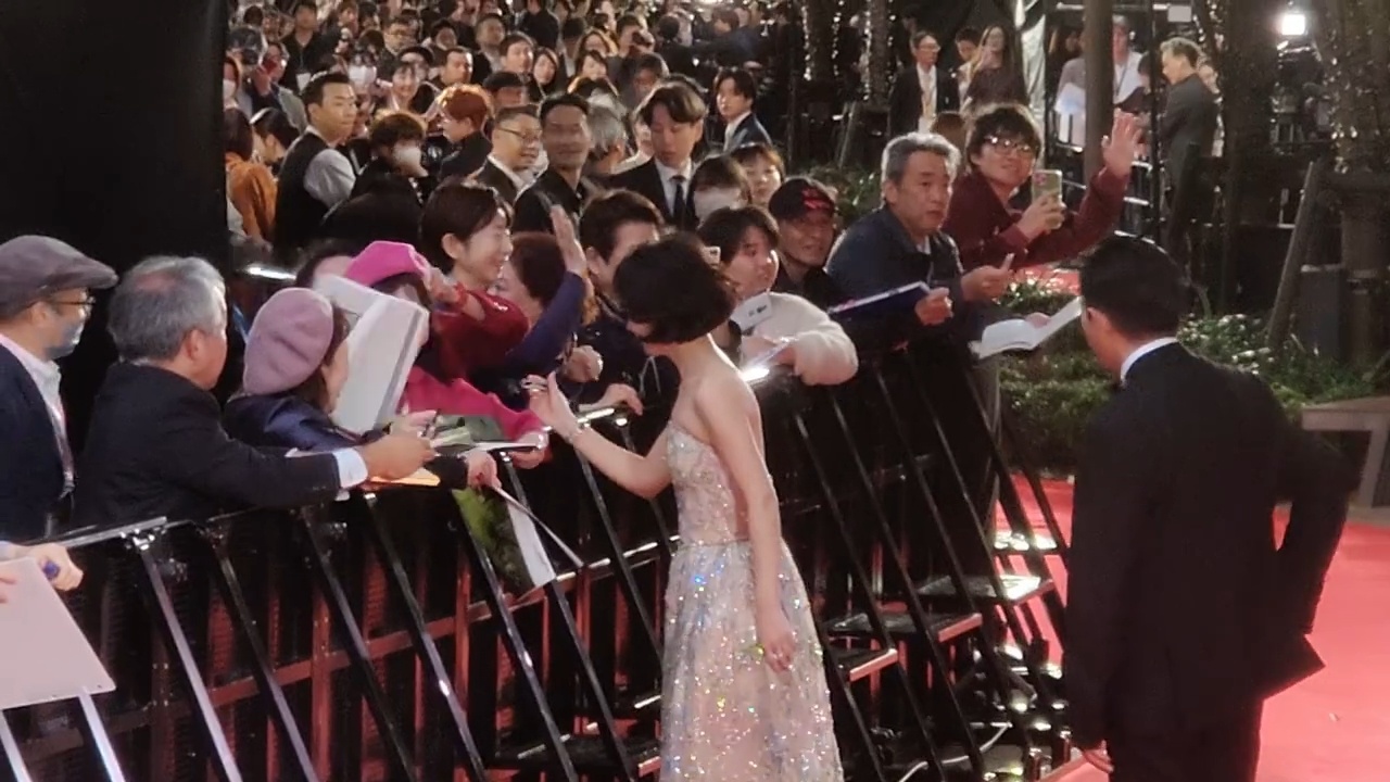#赵丽颖红毯给粉丝签名# 导演听到粉丝喊赵丽颖的名字，示意赵丽颖过去签名，自己拿