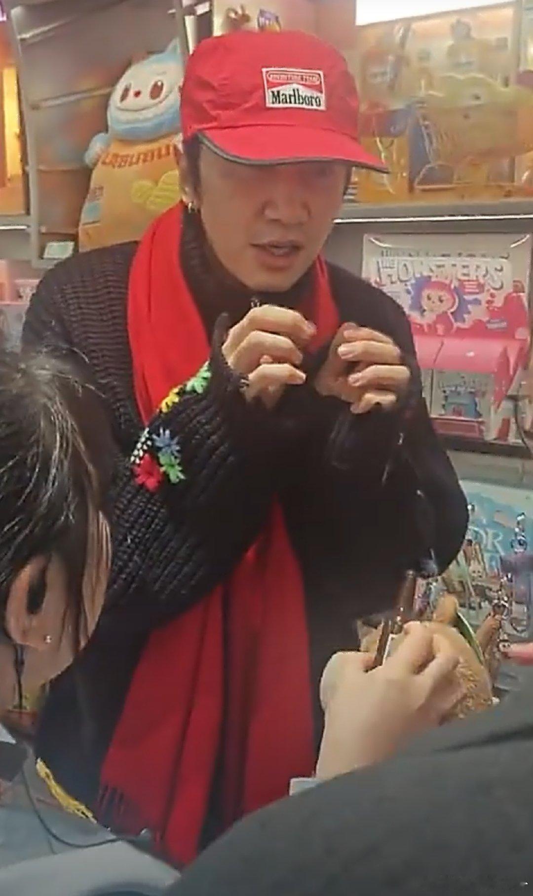 上海偶遇李光洙李光洙上海逛街光洙在上海逛街的样子也太亲切了！高个子在人群里一眼就