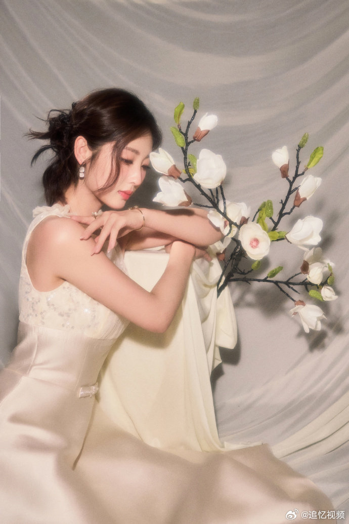邢菲白玉兰具像化了 邢菲白玉兰红毯造型邢菲完美演绎白玉兰美学，纯白礼服简约大方，