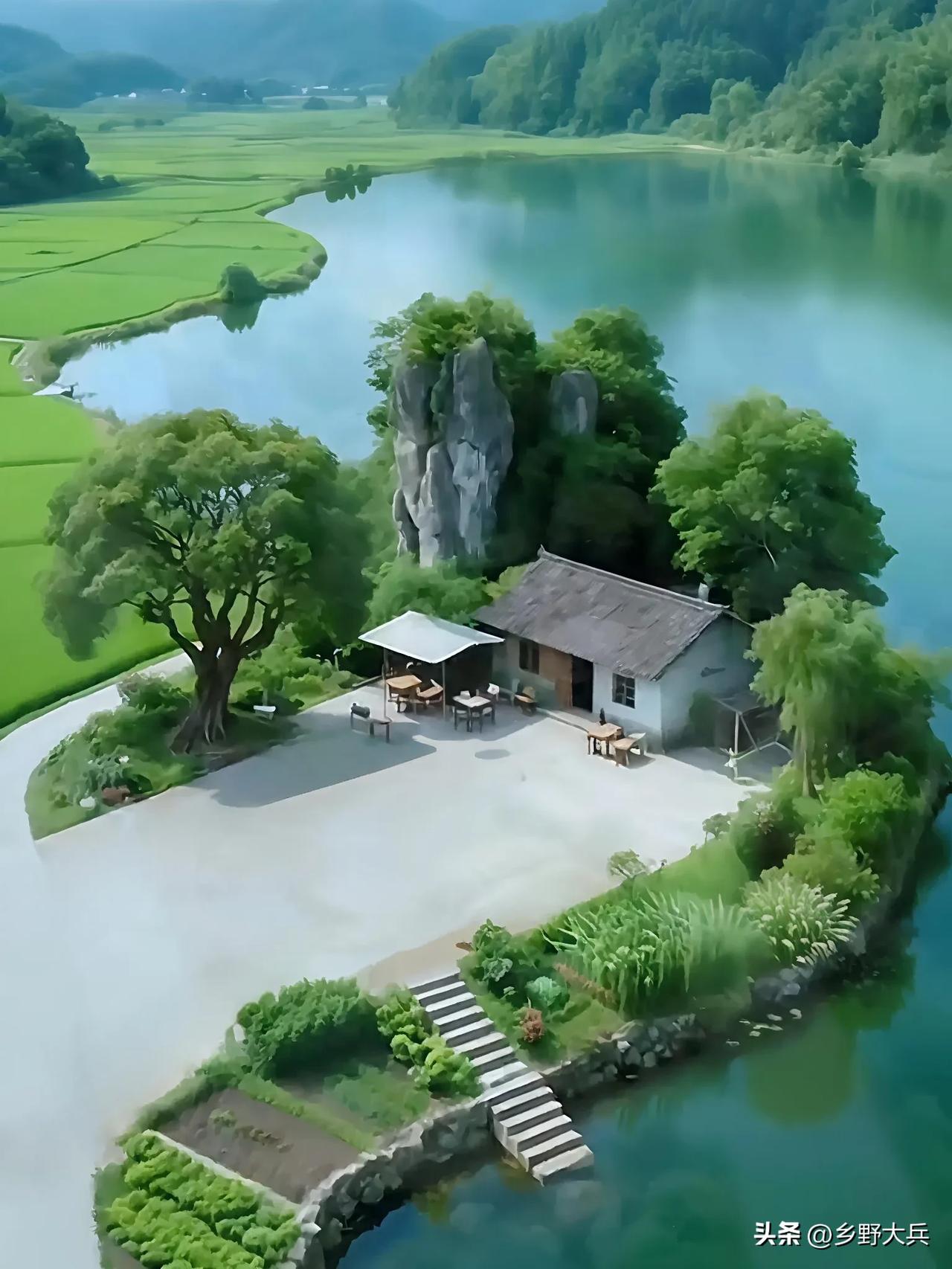 河边上发现一户人家，一家人独居河边上几十年，每天喝着山泉水，钓钓鱼，偶尔劳动种种