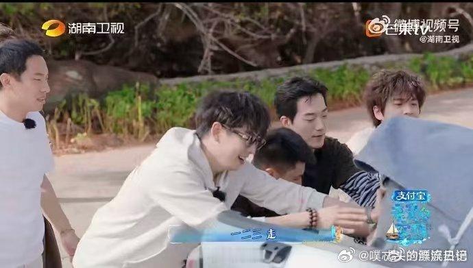 王鹤棣武艺徒手搬运400斤装置亲爱的客栈实力诠释靠谱！徒手扛起400斤装置，步伐