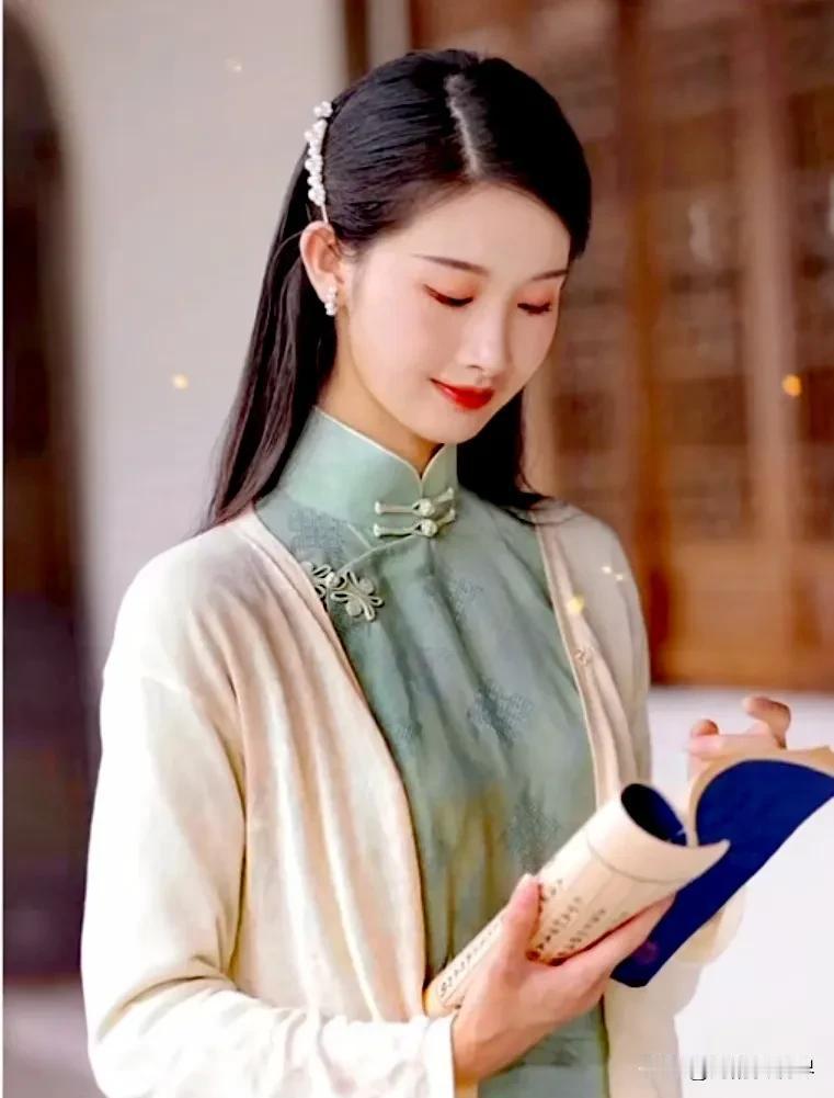#对对联 飞花令#

今天是教师节，祝老师们节日快乐！我的上联是：三尺讲台育桃李