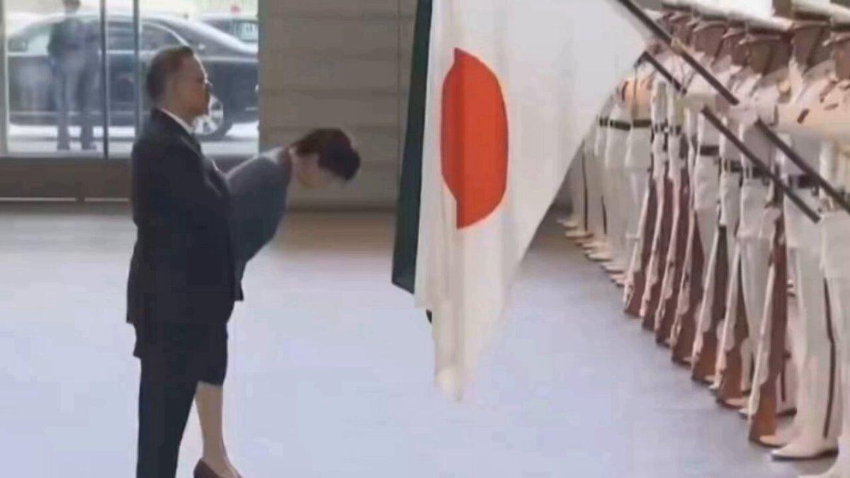 高市早苗伸出手臂，示意孟加拉国总理拉赫曼向日本国旗鞠躬。拉赫曼没有停步，从她手臂