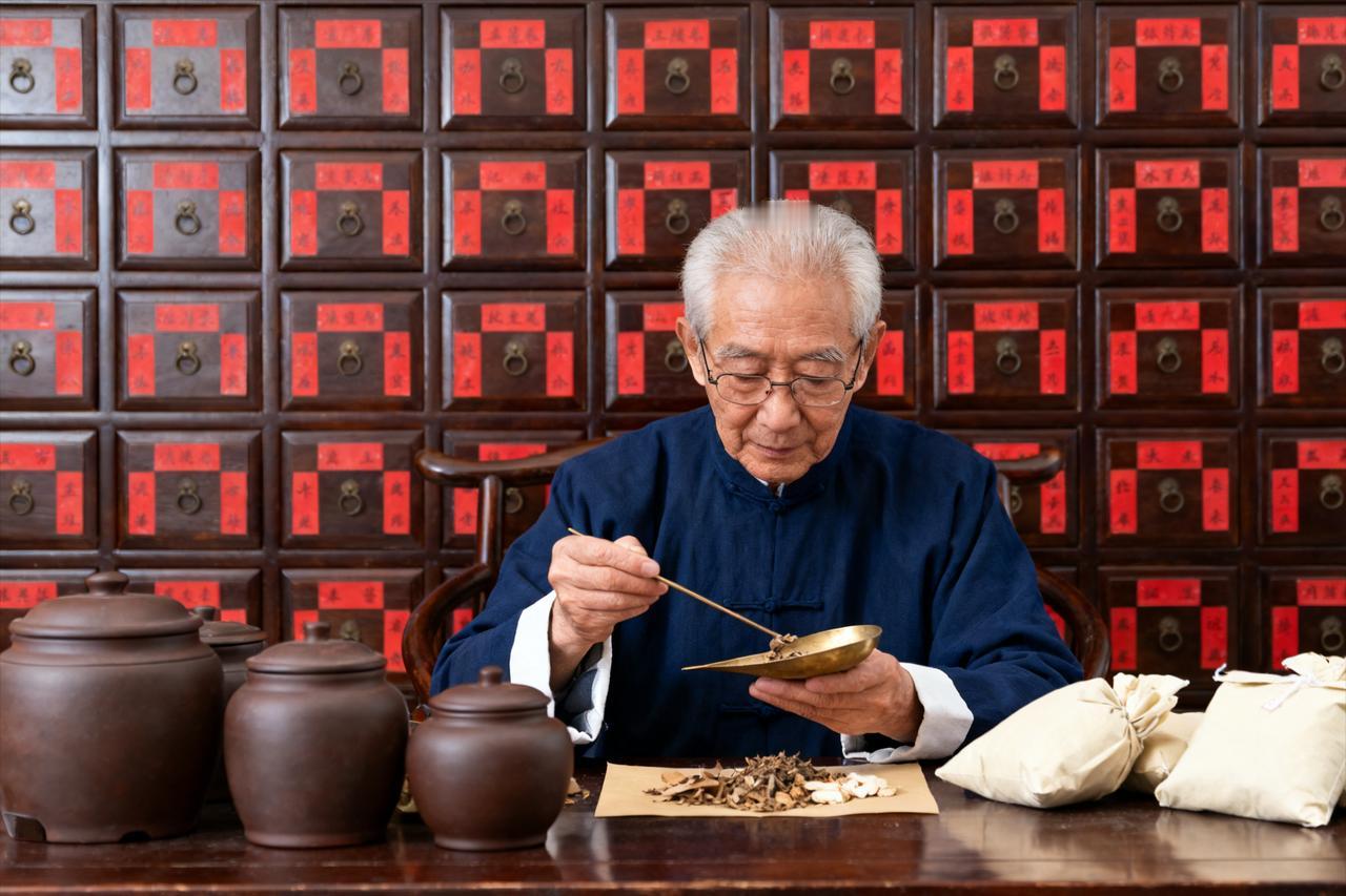 90岁老中医令人醍醐灌顶的一段话：
“人最顶级的养生就是，只吃眼前饭，只喝眼前水