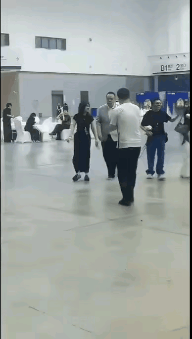 底盘不牢，全身乱摇
这谁啊
还没看清视频就结束了