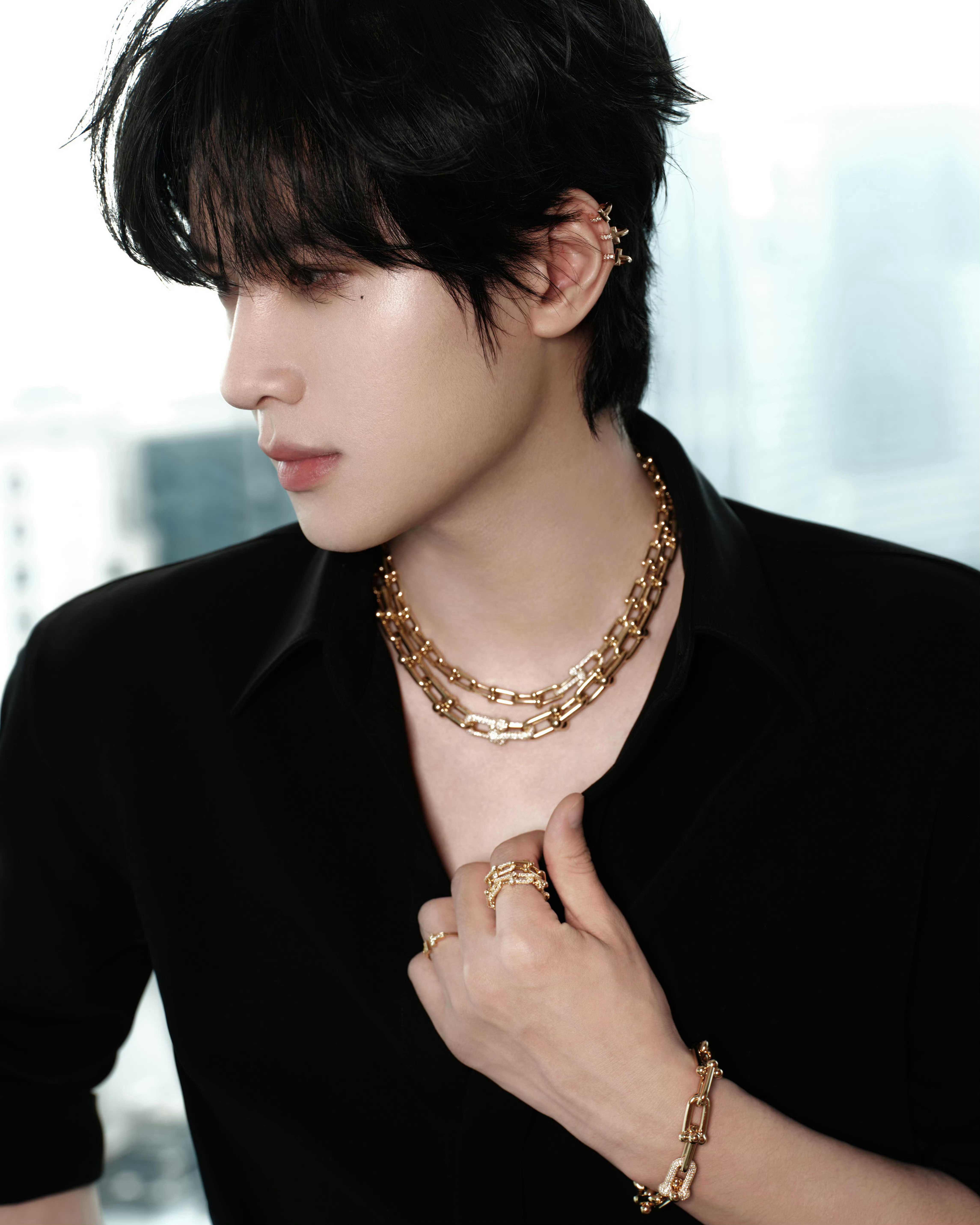 哎哟原来还戴过耳骨钉！🚬 