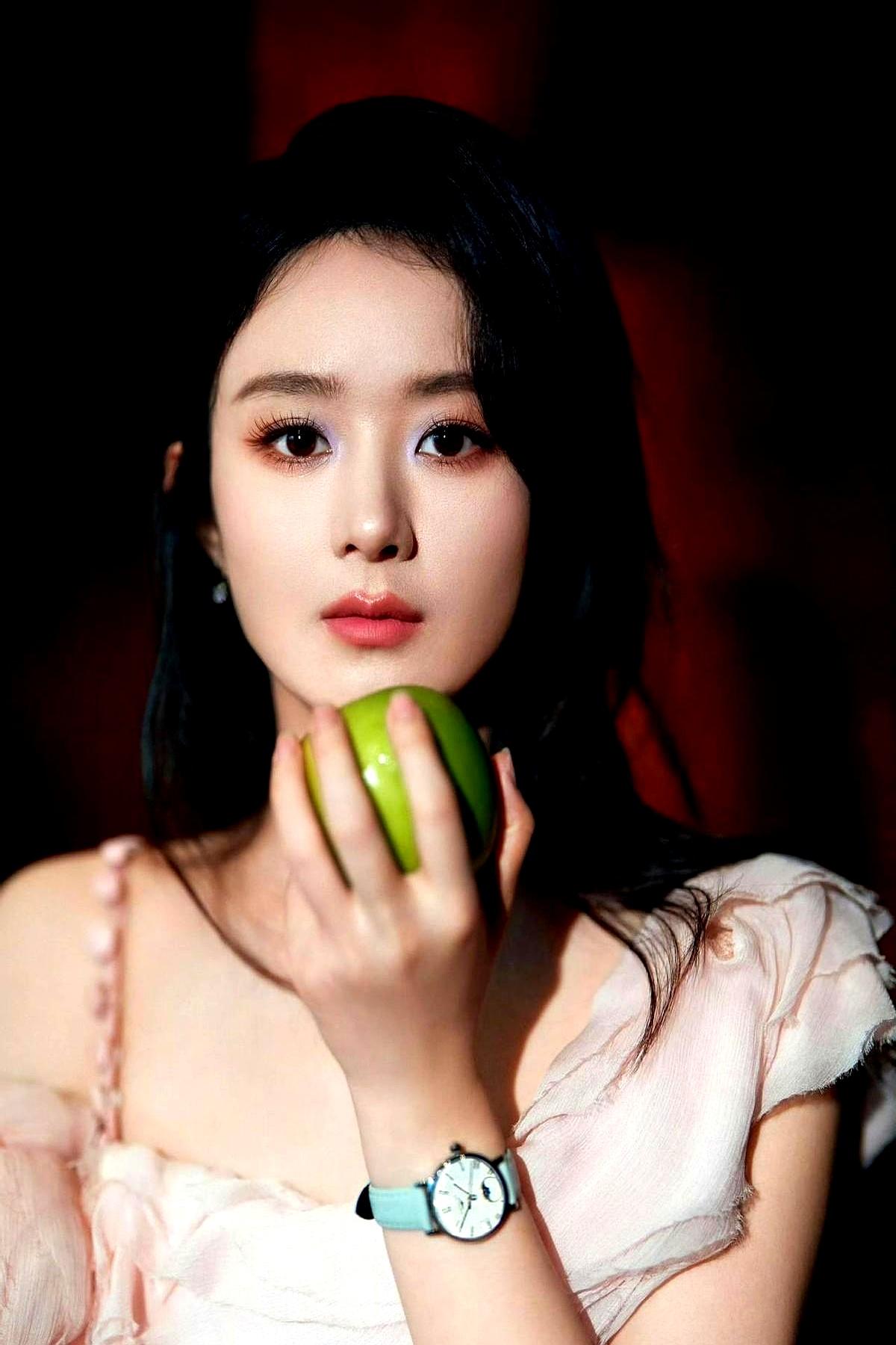 每次看到赵丽颖现在拍的这种大牌广告，都得愣一下。
 

以前谁能想到，这个跑过龙