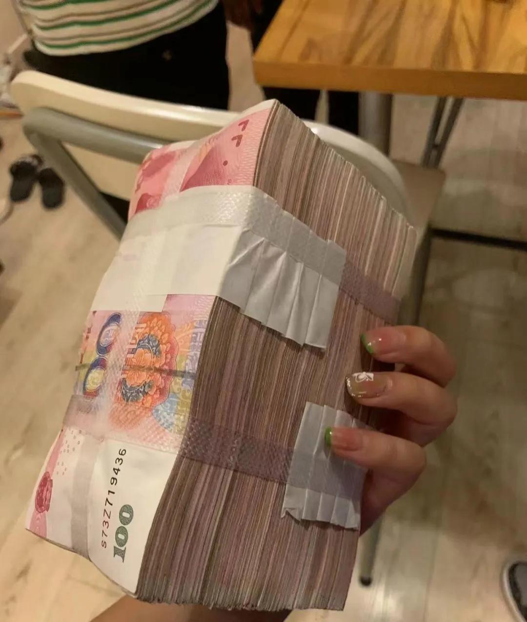 小舅子五年前找我借了10万，昨天他拎着一个袋子来我家，说是还我钱，让我数数。我傻