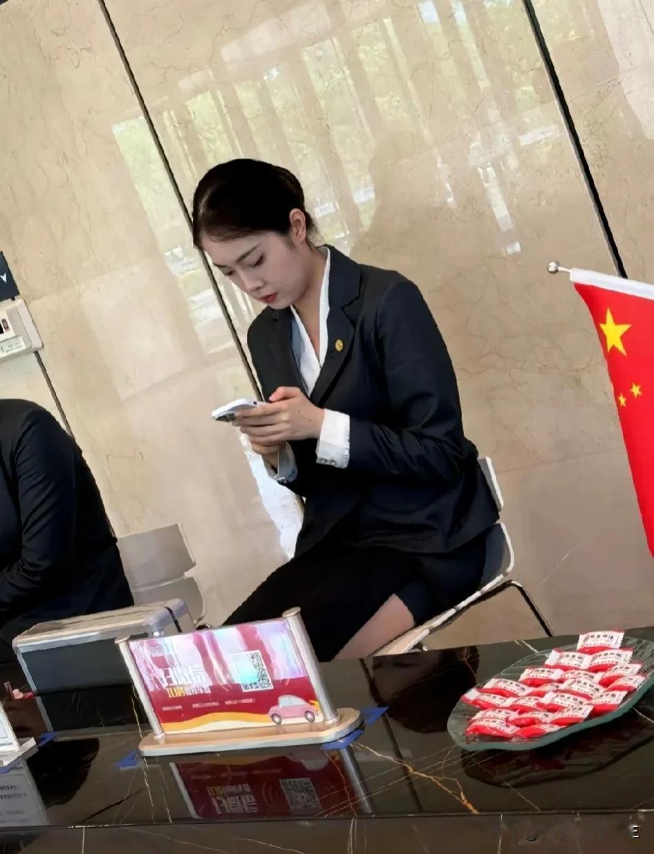 把桌上这一盘子糖全拿走，她会不会追我啊[笑哭]