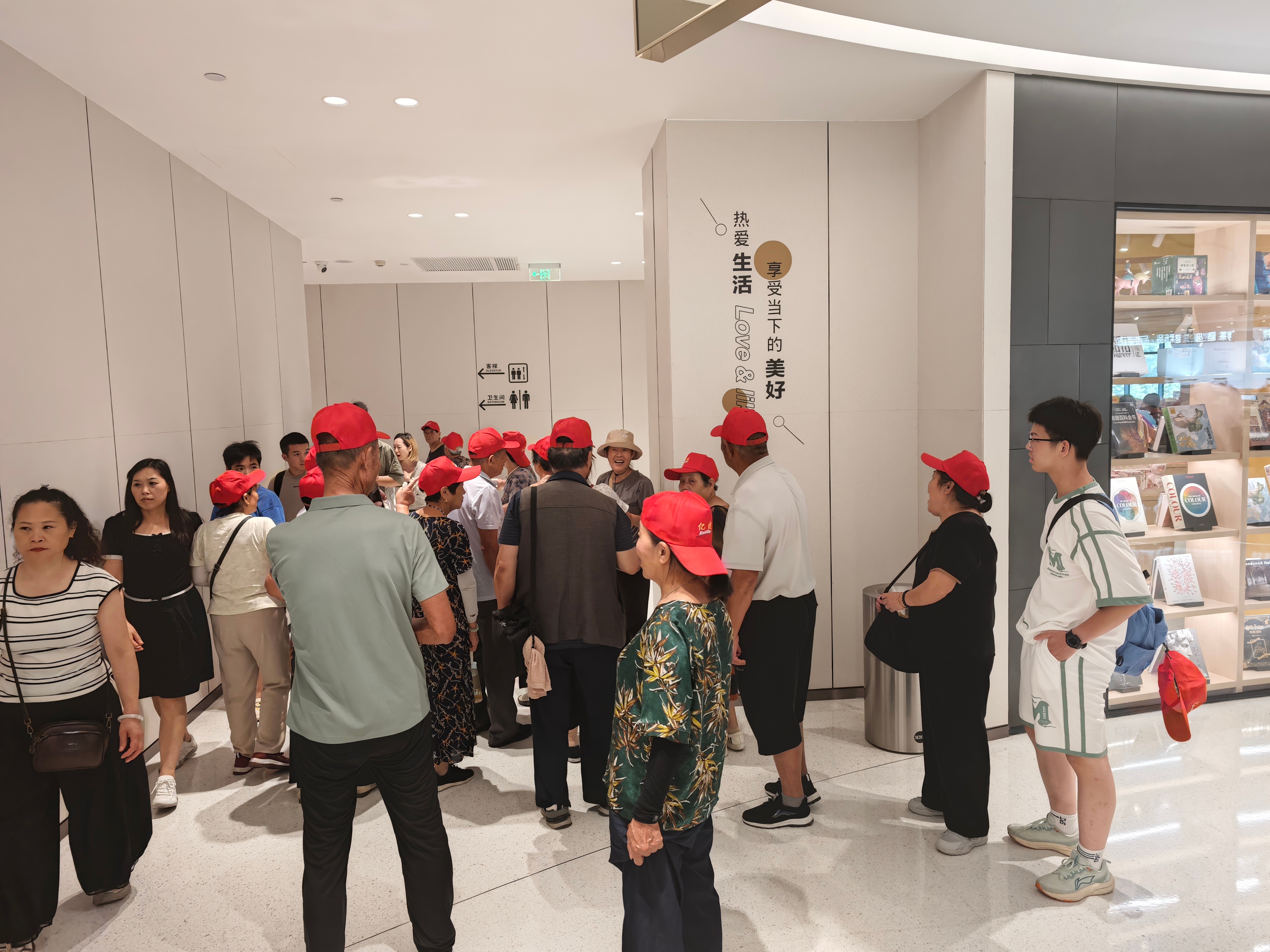 超市里有旅游团，估计全中国也只有在胖东来能看到了