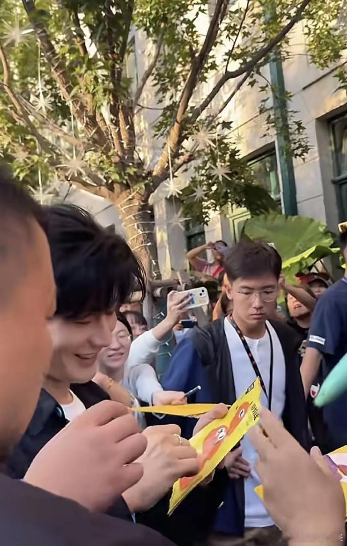 #黄晓明中指戴钻戒#黄晓明最参加活动时，可以看到他右手中指戴了一枚戒指，不知道是