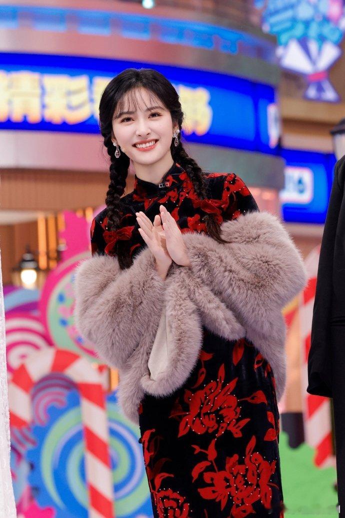 沈月太有梗啦！在节目里选中迪哥拍照，小嘴一张“想在你的肩膀上滑滑梯”，瞬间把氛围