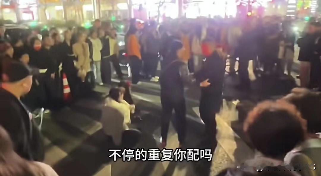 杭州夜市离谱一幕：爷爷手术室等签字，孙女当街撒泼骂亲爹是人贩子！
 
10月26
