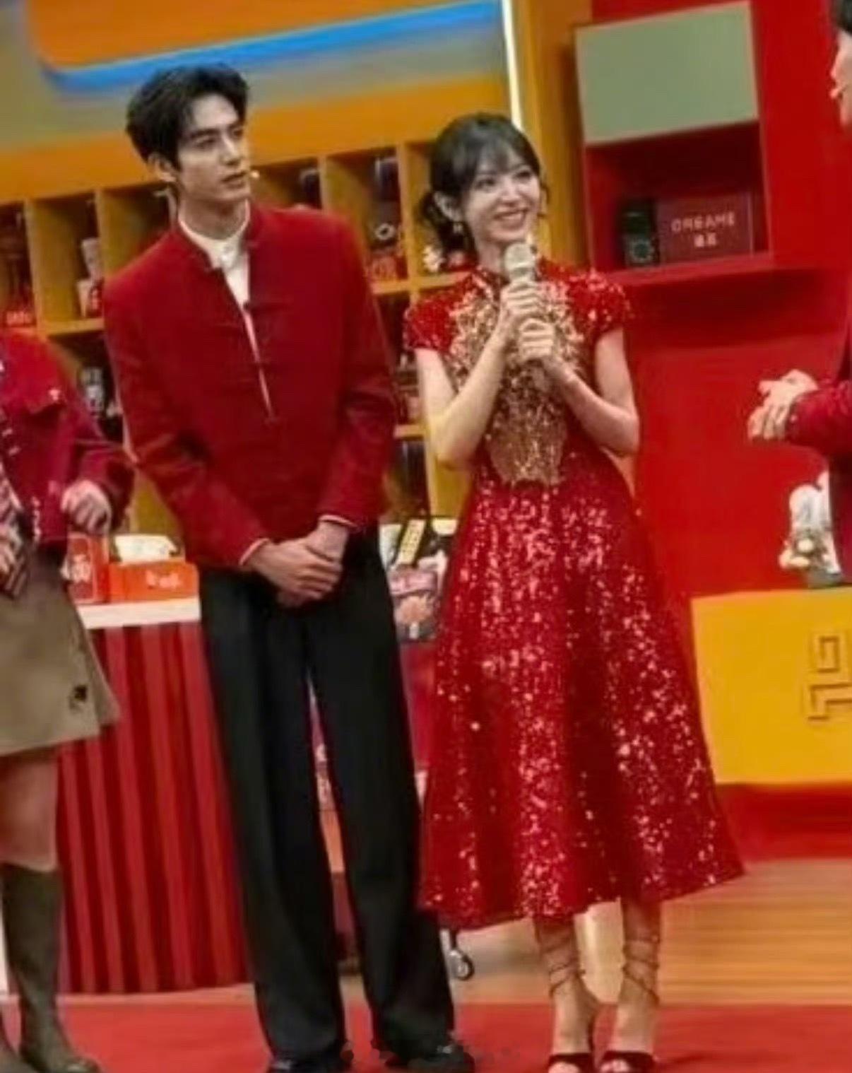 宋威龙田曦薇站在一起也太养眼了，帅哥美女何时合作