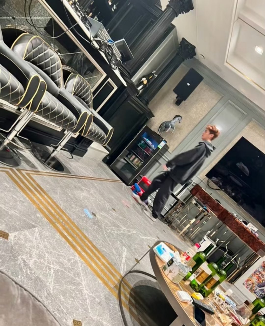 鹿晗家装修 潦草本来只是几张家居照片被拿来对照，反倒大家都开始讨论房子装修了。六