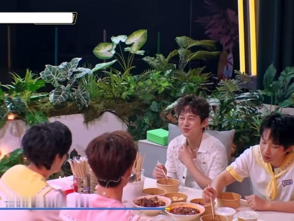 何炅丁程鑫模仿唐艺昕烫嘴rap何炅丁程鑫到处吃瓜你好星期六 何炅接梗速度极快，顺
