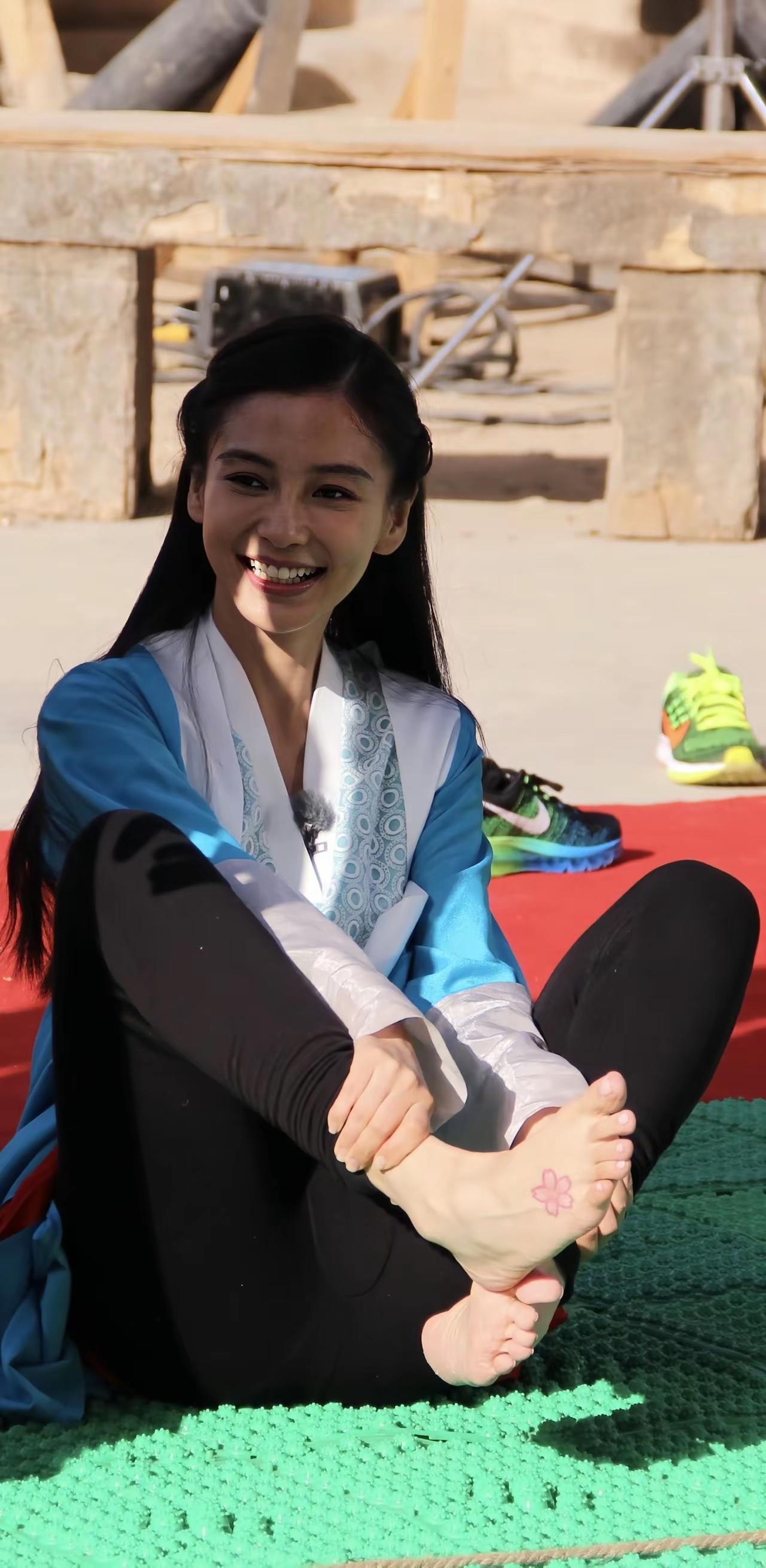 杨颖脚上的纹身好美