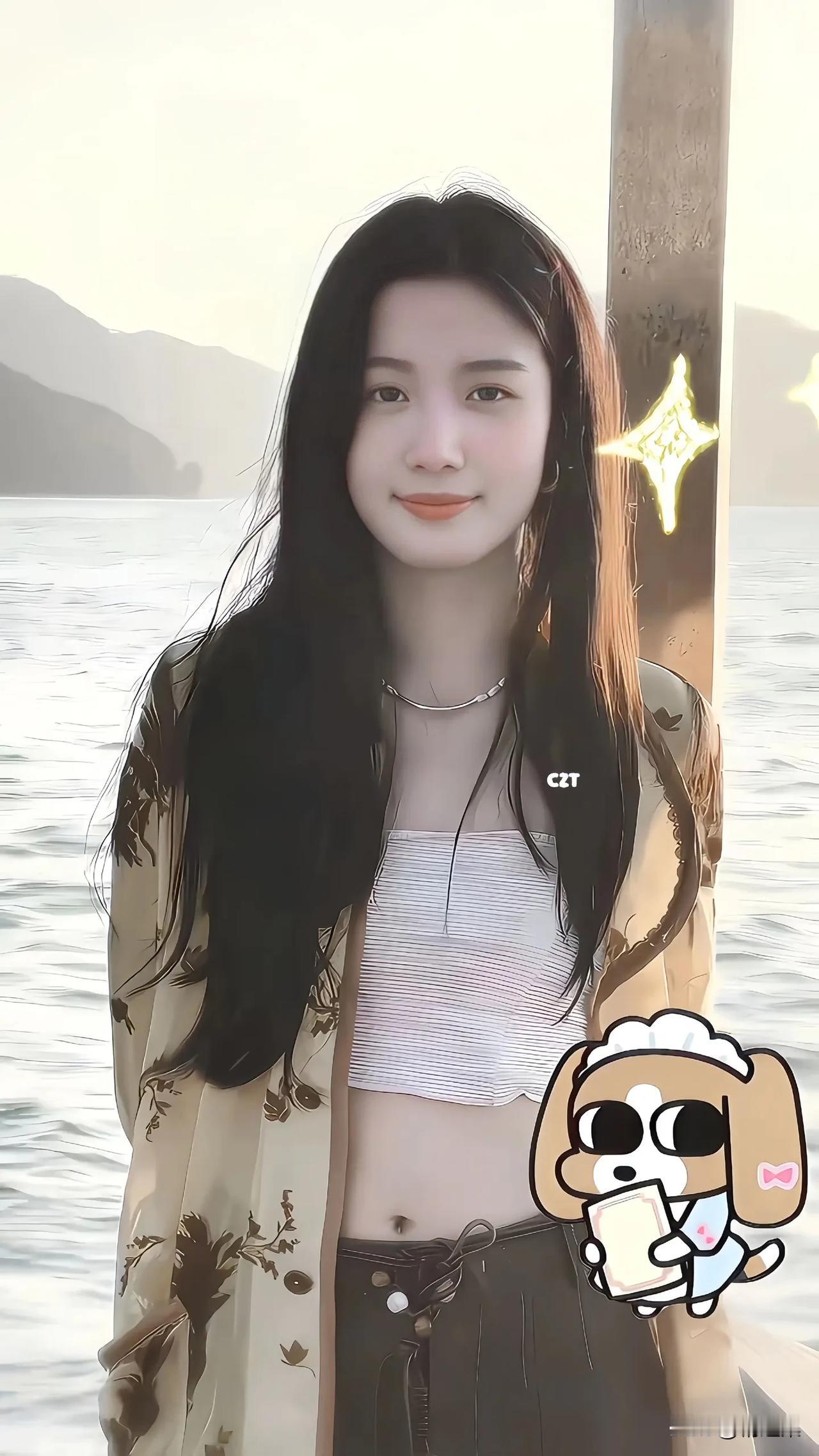 海边日落下的甜美少女，温柔时光里的浪漫瞬间。