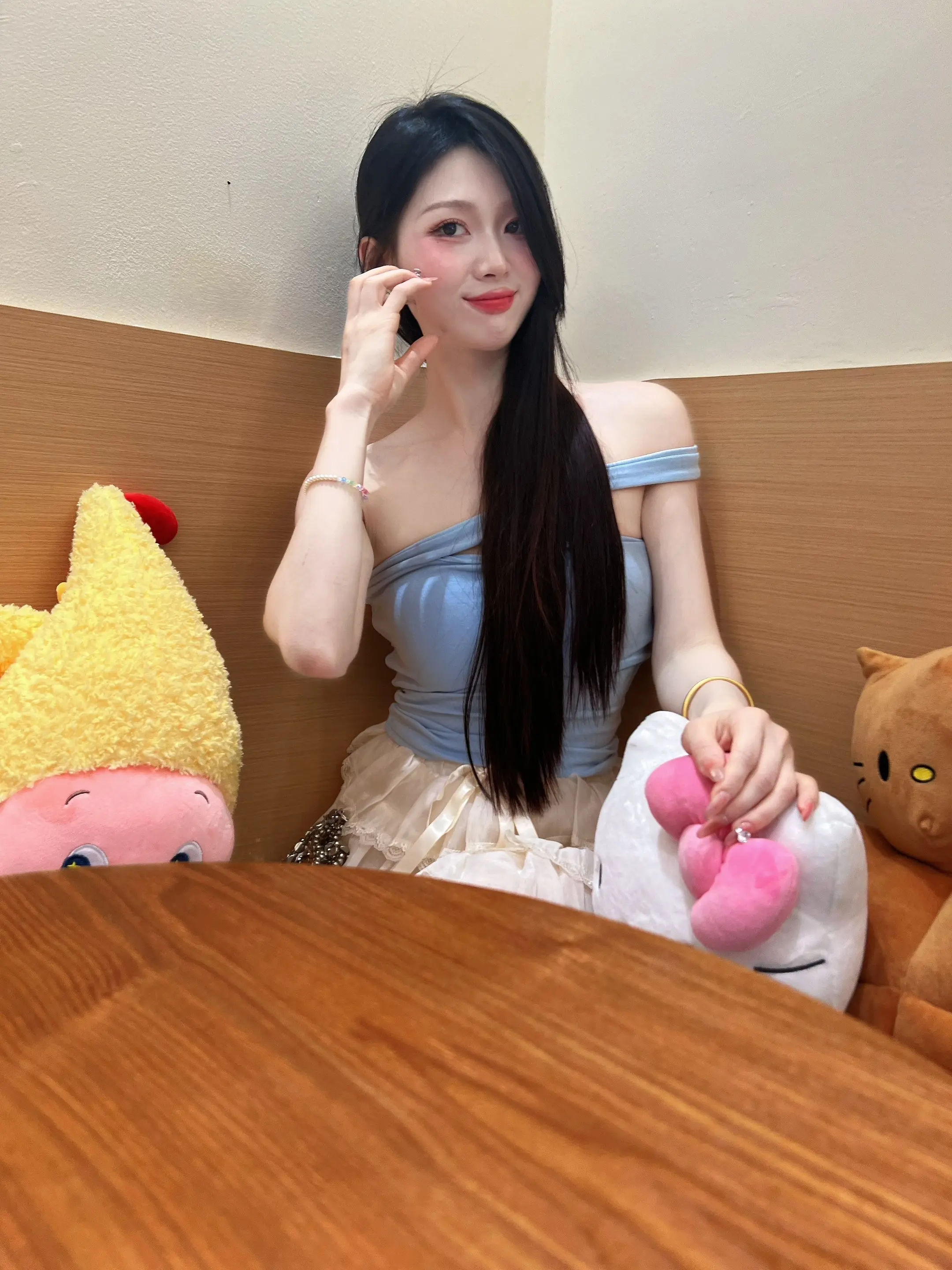 这个世界太坏了 我太普通了 但是我听到你肚子叫了 我带你去吃饭吧
