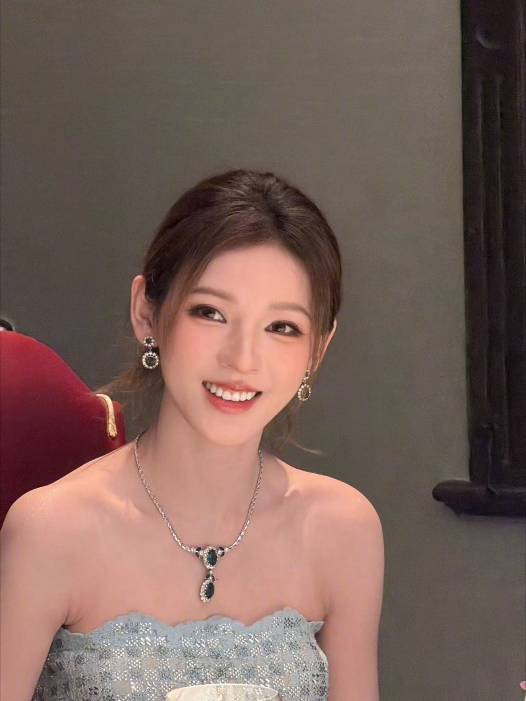 张予曦原图直出张予曦镜头前随便一摆，就是杂志大片级别。这张脸，天生就该吃时尚这碗