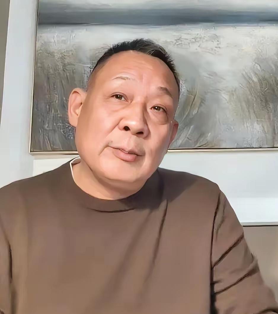 大家有没有觉得
​于东来越来越不对劲了
​倒不是因为他变得不成功了，而是因为他越